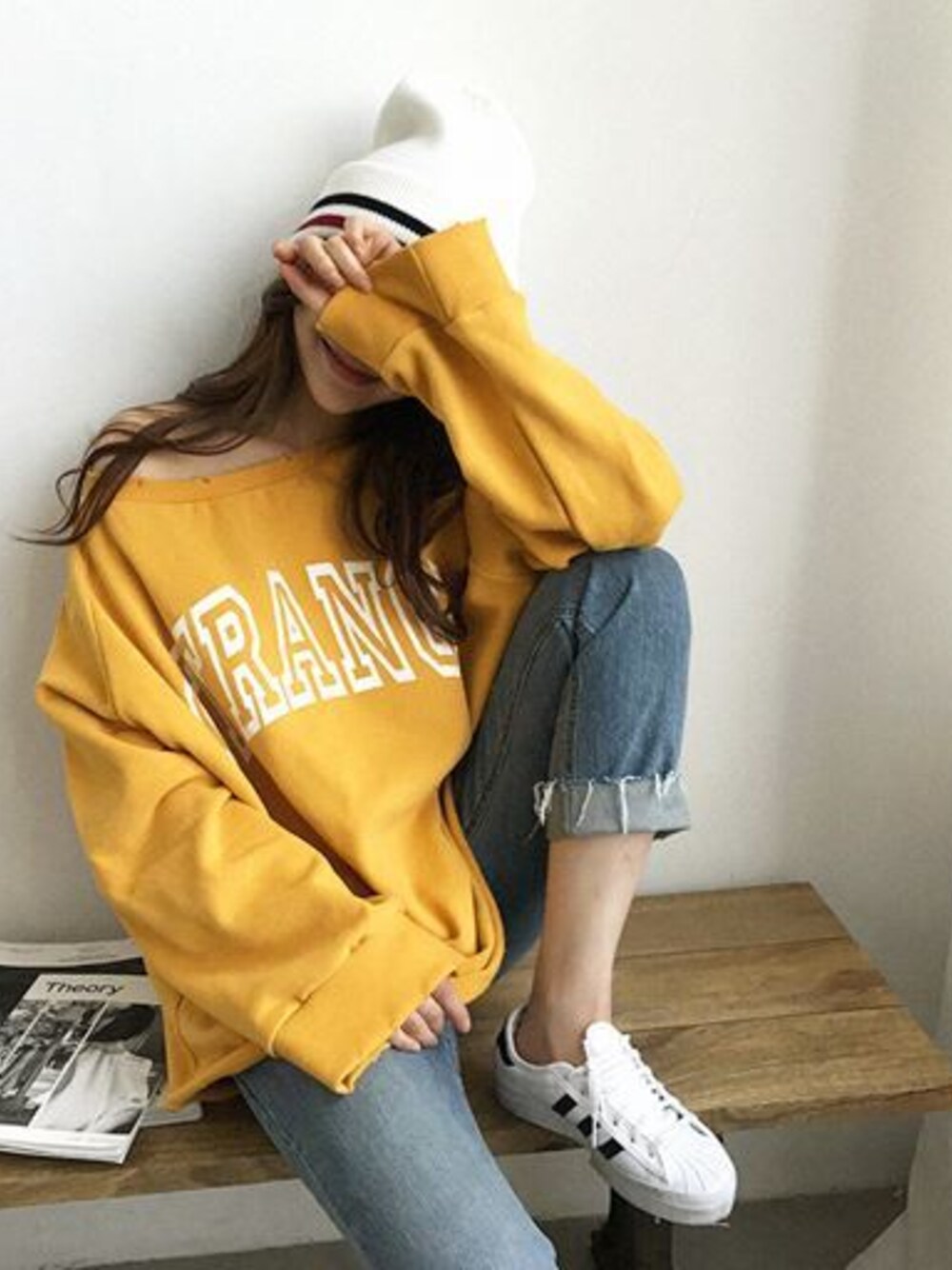 「裏起毛ロゴプリントスウェット（Tシャツ/カットソー、イエロー系）」を使った、アコデザインさん（レディース・165cm）の冬コーディネートの1枚目の写真