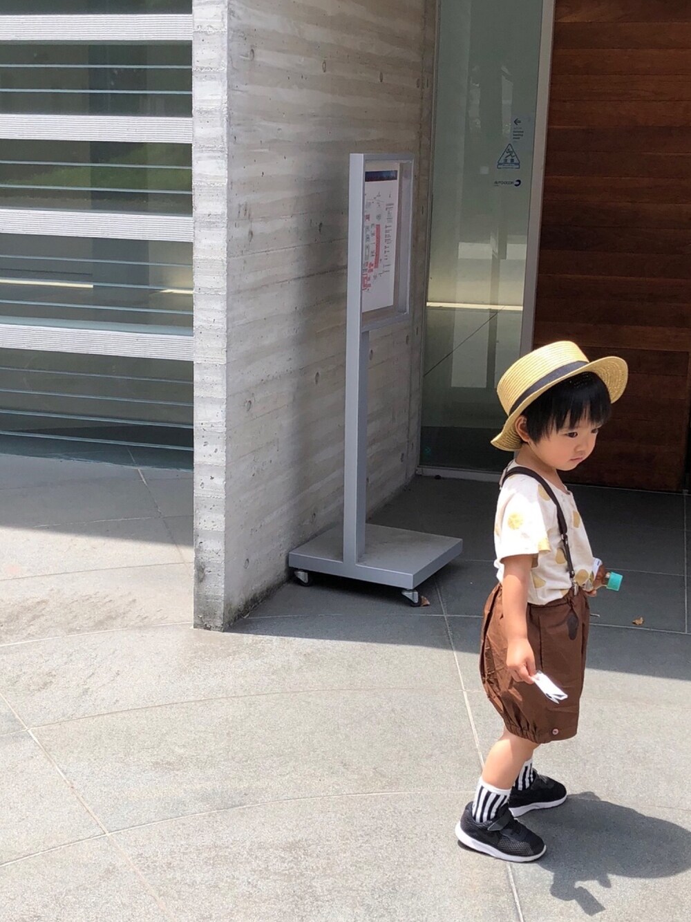 「キッズコーデ、休日スタイル、夏、ショートパンツ、麦わら帽子、帽子だいすき、パフパンツ、かぼちゃパンツ、サスペンダー、2歳」｜「quoti use fithのカンカンボウ（ハット、ブラック系）」を使った、rayさん（キッズ・90cm）の夏コーディネートの1枚目の写真