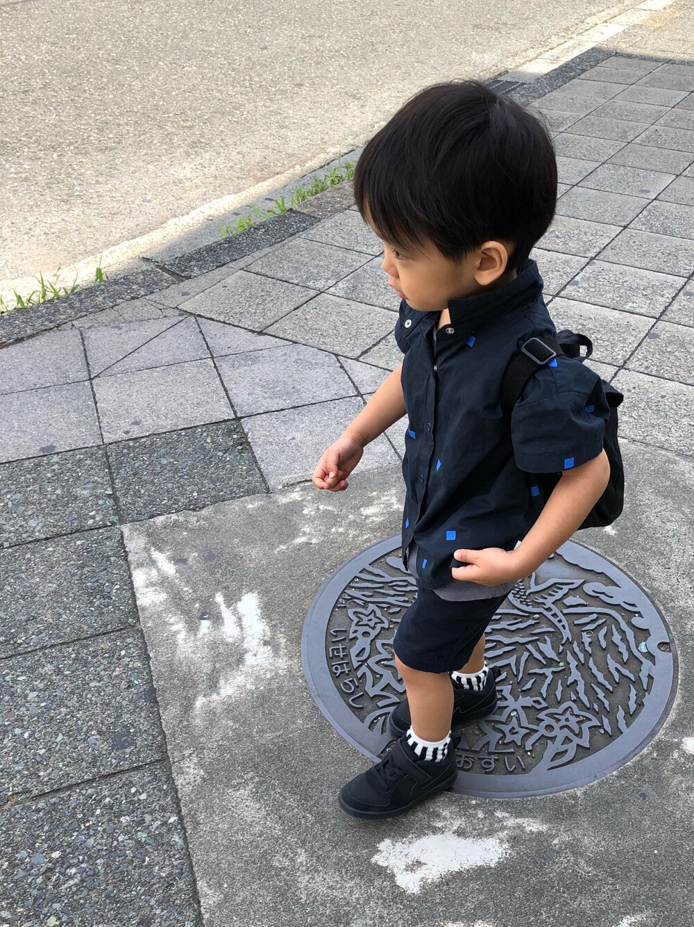 「キッズコーデ、男の子、ワントーンコーデ、夏のワントーンコーデ、シャツスタイル、tinycottons、黒スニーカー、リュック、3歳」｜「tinycottonsのアイテム（シャツ/ブラウス、ブルー系）」を使った、rayさん（キッズ・90cm）の夏コーディネートの1枚目の写真