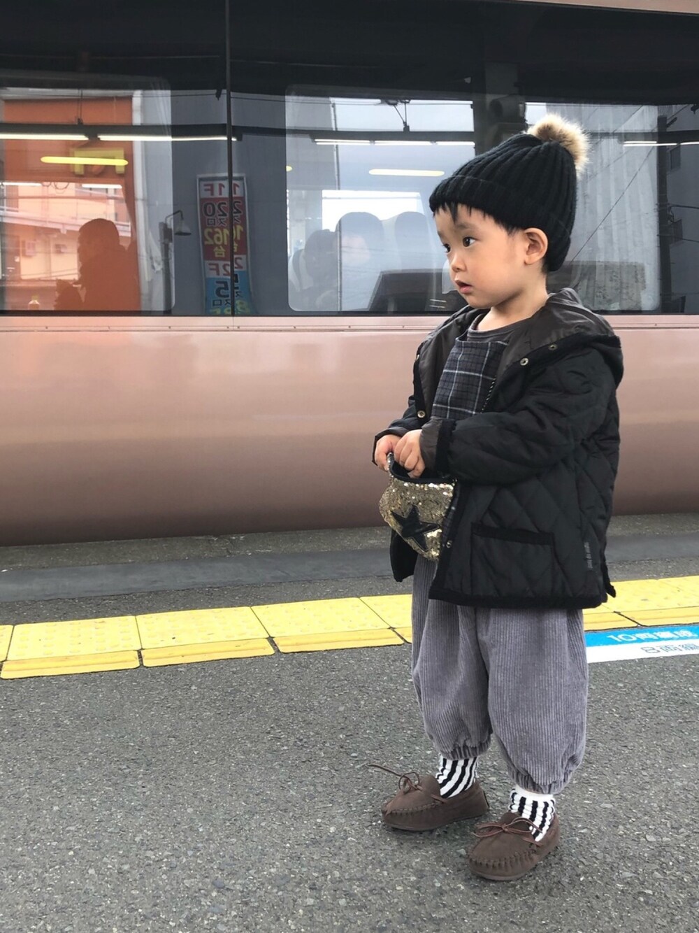 「キッズファッション、おとこのこ、モカシン、ニット帽、帽子だいすき」｜「DAISOのアイテム（ニットキャップ/ビーニー、ブラック系）」を使った、rayさん（キッズ・90cm）の冬コーディネートの1枚目の写真