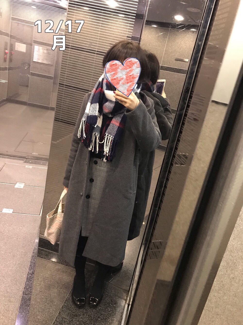 「通勤コーデ、GU、Mila Owen、冬コーデ、シンプルコーデ」｜「Mila Owenのツイルチェックストール（ストール/ショール、ブルー系）」を使った、zoochanさん（レディース・153cm）の冬コーディネートの1枚目の写真