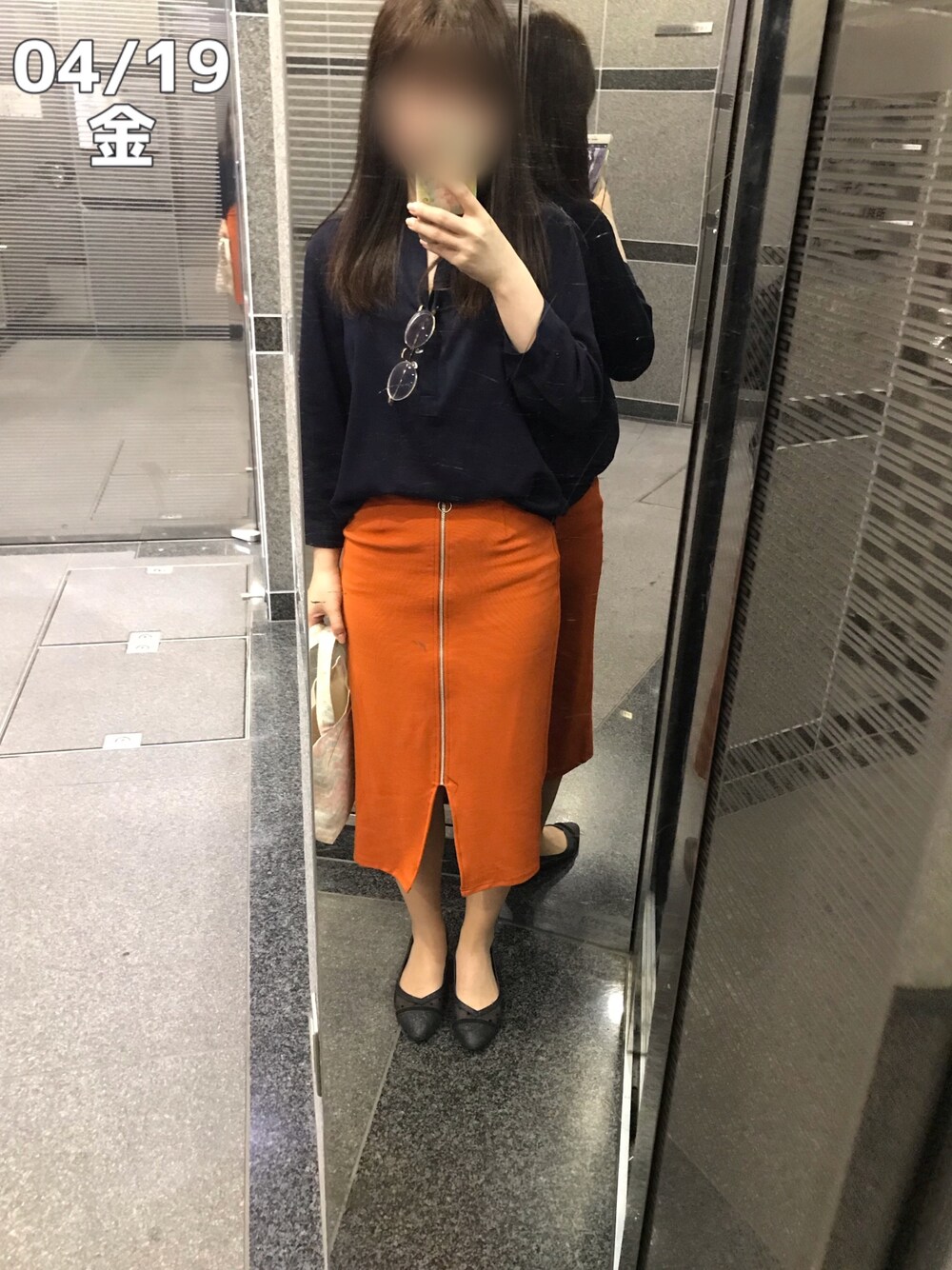 「通勤コーデ、シンプルコーデ、今日のコーデ、ユニクロ、UNIQLO、オフィスカジュアル、オレンジ、スキッパーシャツ、づーコーデ」｜「SEVENDAYS=SUNDAYのニュアンストレンチコート（トレンチコート、ブルー系）」を使った、zoochanさん（レディース・153cm）の春コーディネートの1枚目の写真