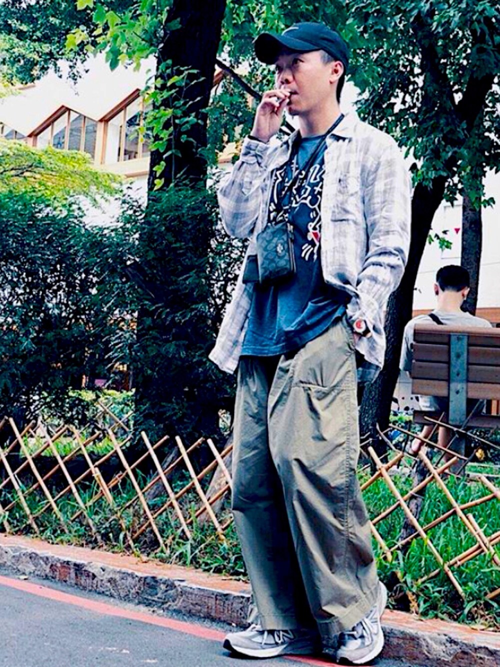 「UNIQLOのアイテム（シャツ/ブラウス、グレー系）」を使った、Jeremyさん（メンズ・168cm）の春コーディネートの1枚目の写真