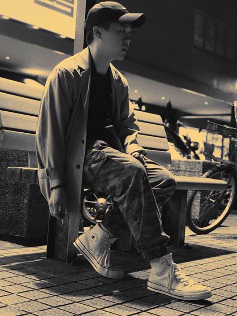 「URBAN RESEARCHのアイテム（ジャケット/アウター、ベージュ系）」を使った、Jeremyさん（メンズ・168cm）の春コーディネートの1枚目の写真