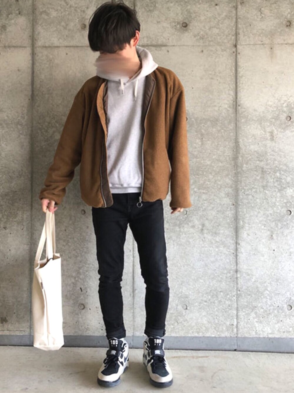 「スニーカー、ボア、パーカー、冬コーデ、ブラウン、白スニーカー、黒スキニー」｜「SHIPSのSU: リバーシブルボアジャケット■（ブルゾン、ブラウン系）」を使った、トマトさん（メンズ・175cm）の春コーディネートの1枚目の写真
