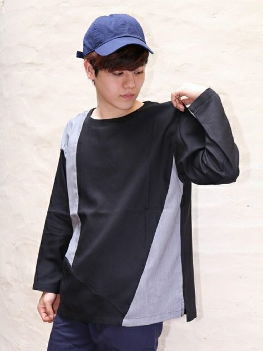 「Tシャツ、ストリート、プチプラ、モテ服、かっこいい系、お洒落さんとつながりたい、お洒落な人と繋がりたい、ブロッキングシャツ、revertical」｜「reverticalの【revertical】バイカラー ブロッキング 長袖Tシャツ（Tシャツ/カットソー、ブラック系）」を使った、yoshiさん（メンズ・165cm）の夏コーディネートの1枚目の写真