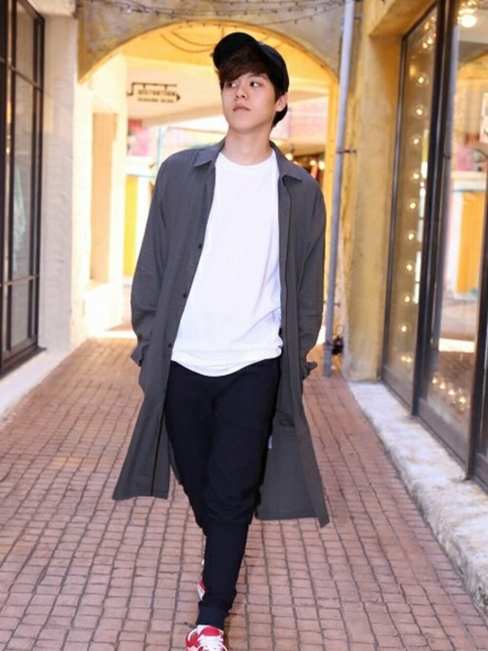 「カジュアル、ストリート、ロングシャツ、プチプラ、モテ服、お洒落さんとつながりたい、お洒落な人と繋がりたい、ロングシャツカーディガン、revertical」｜「reverticalの無地 ロングブラウス ロングシャツカーデ（シャツ/ブラウス、グレー系）」を使った、yoshiさん（メンズ・165cm）の夏コーディネートの1枚目の写真