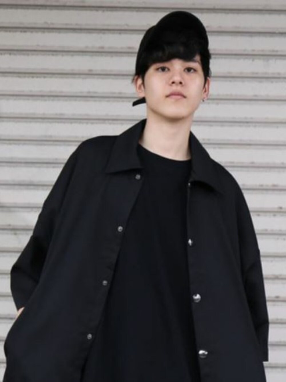 「ビッグシルエット、ストリート、コーチジャケット、プチプラ、シャツスタイル、モテ服、秋冬コーデ、お洒落さんとつながりたい、ファッション好きと繋がりたい、revertical」｜「reverticalの無地 ビッグシルエット 半袖 コーチジャケット シャツ（ブルゾン、ブラック系）」を使った、yoshiさん（メンズ・165cm）の秋コーディネートの1枚目の写真