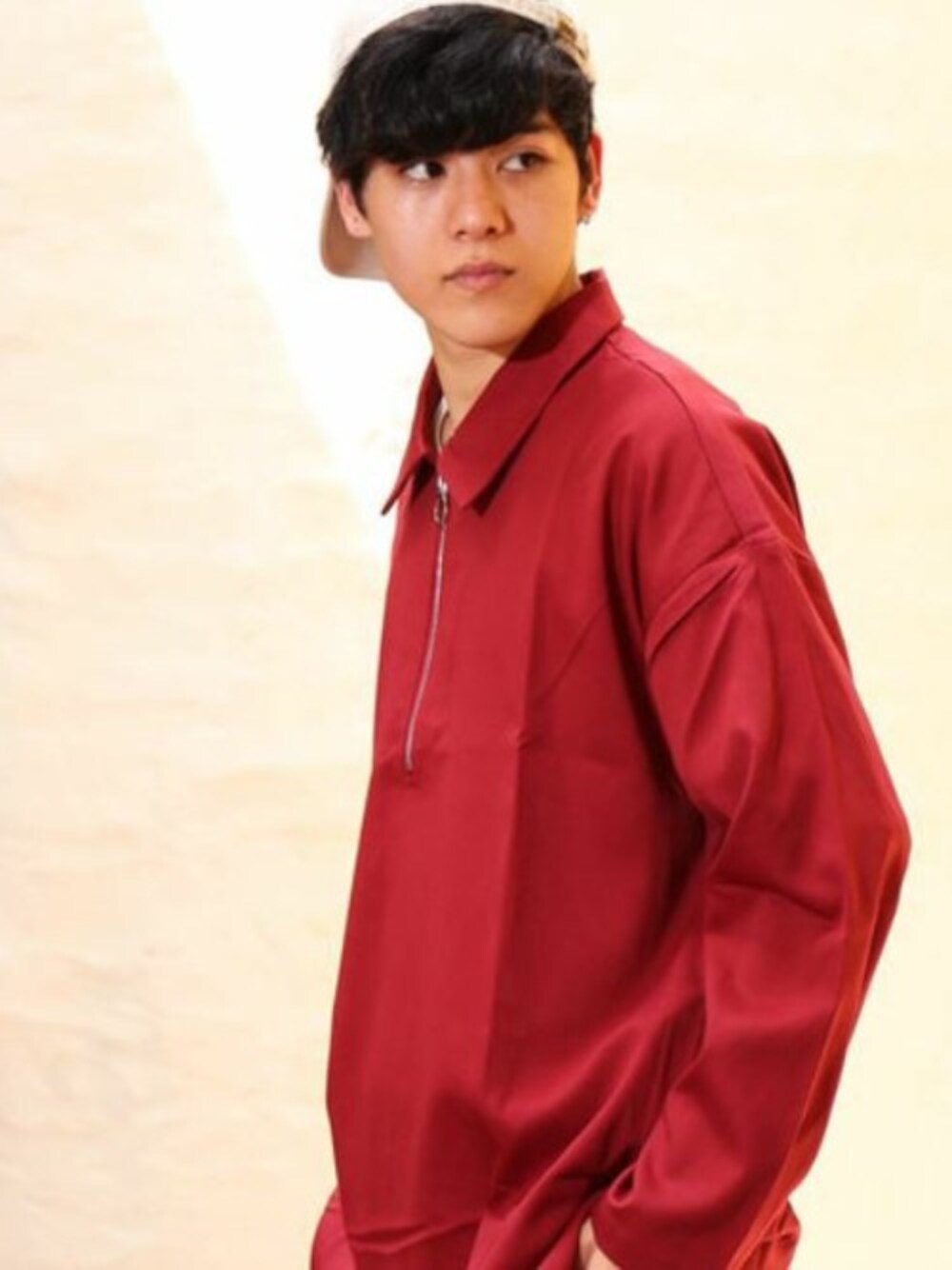 レッド系のTシャツ/カットソーを着用したメンズの秋コーディネートの1枚目の写真