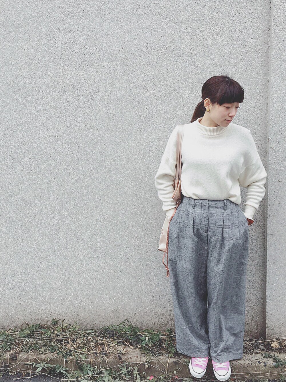 「UNIQLO、ユニクロ、コンバース、converse」｜「UNIQLOのアイテム（ニット/セーター、ホワイト系）」を使った、たなか。さん（レディース・156cm）の冬コーディネートの1枚目の写真