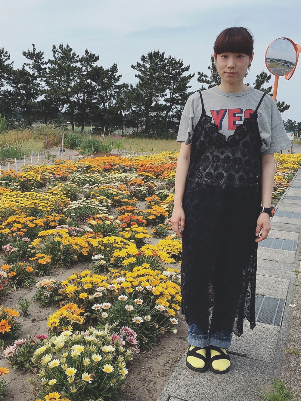 「Kastane、チャオパニック、chaopanic、グラミチ、サンダル」｜「CIAOPANICのYEST-SHIRTS（Tシャツ/カットソー、グレー系）」を使った、たなか。さん（レディース・156cm）の春コーディネートの1枚目の写真