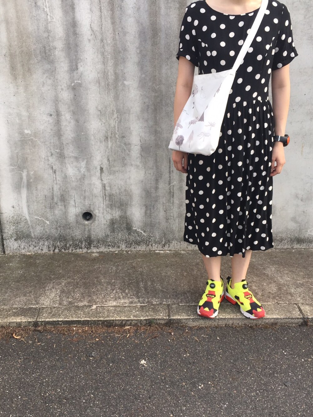 「ワンピース、ポンプフューリー、reebok、シンプルコーデ」｜「ReebokのREEBOK INSTA PUMP FURY OG CITRON （スニーカー、イエロー系）」を使った、たなか。さん（レディース・156cm）の秋コーディネートの1枚目の写真