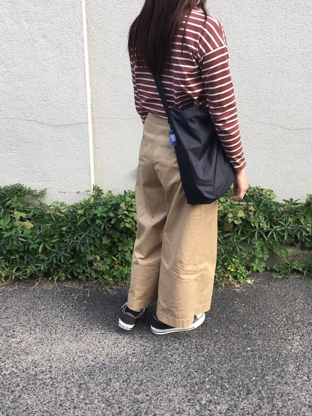 「秋のコーデ、カジュアル、julynine、スニーカー、コンバース、ボーダー、チャイルドウーマン」｜「URBAN RESEARCHのバスクシャツ（Tシャツ/カットソー、イエロー系）」を使った、たなか。さん（レディース・156cm）の秋コーディネートの1枚目の写真