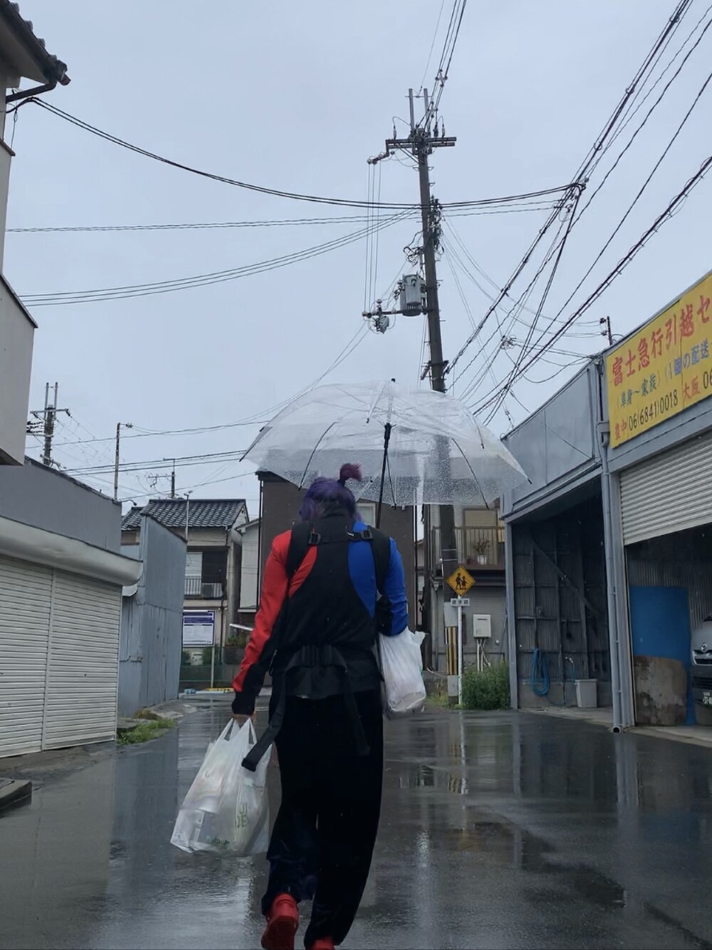 「秋冬コーデ、スクエアバッグ、ゆるコーデ、プチプラコーデ、ストリート、スニーカー、黒、ブラック、休日スタイル、NIKE」｜「NIKEのアイテム（ジャージ、その他）」を使った、SMさん（レディース・100cm）の秋コーディネートの1枚目の写真