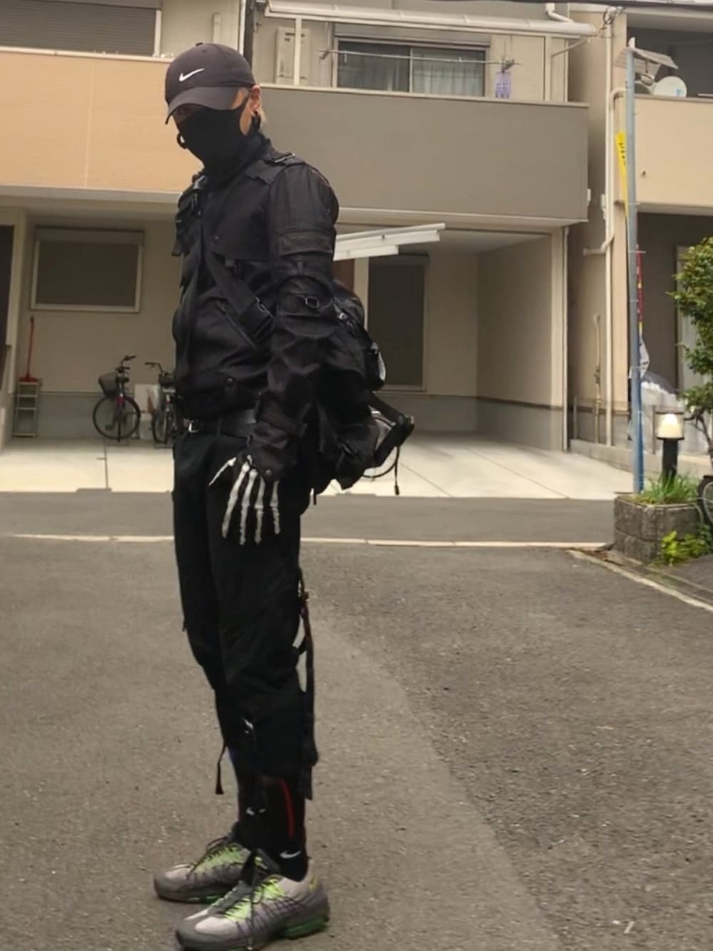 「검정、ブラック、ブラックコーデ、オールブラック、オールブラックコーデ、韓国ファッション、supreme、ストリート、vanson、スニーカーコーデ」｜「NIKEのアイテム（キャップ、ブラック系）」を使った、SMさん（メンズ・167cm）の秋コーディネートの1枚目の写真