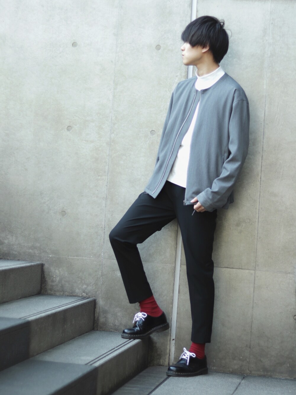 「ノーカラー、ジャケット、SENSEOFPLACE、グレー、スラックス、ブラック、UNIQLO、Dr.Martens、白」｜「SENSE OF PLACE by URBAN RESEARCHのアイテム（ジャケット/アウター、グレー系）」を使った、SHOTAさん（メンズ・176cm）の冬コーディネートの1枚目の写真