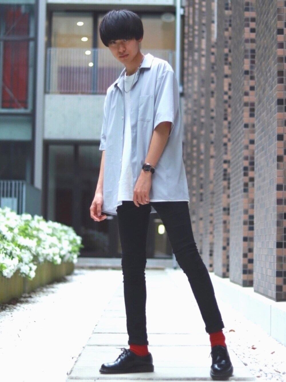 「kutir、クティール、オープンカラーシャツ、グレー、白Tシャツ、スキニー、LIDnM、黒スキニー、シャツアウター、きれいめカジュアル」｜「LIDNMのiSKOハイストレッチスキニー（デニムパンツ、ブラック系）」を使った、SHOTAさん（メンズ・176cm）の春コーディネートの1枚目の写真