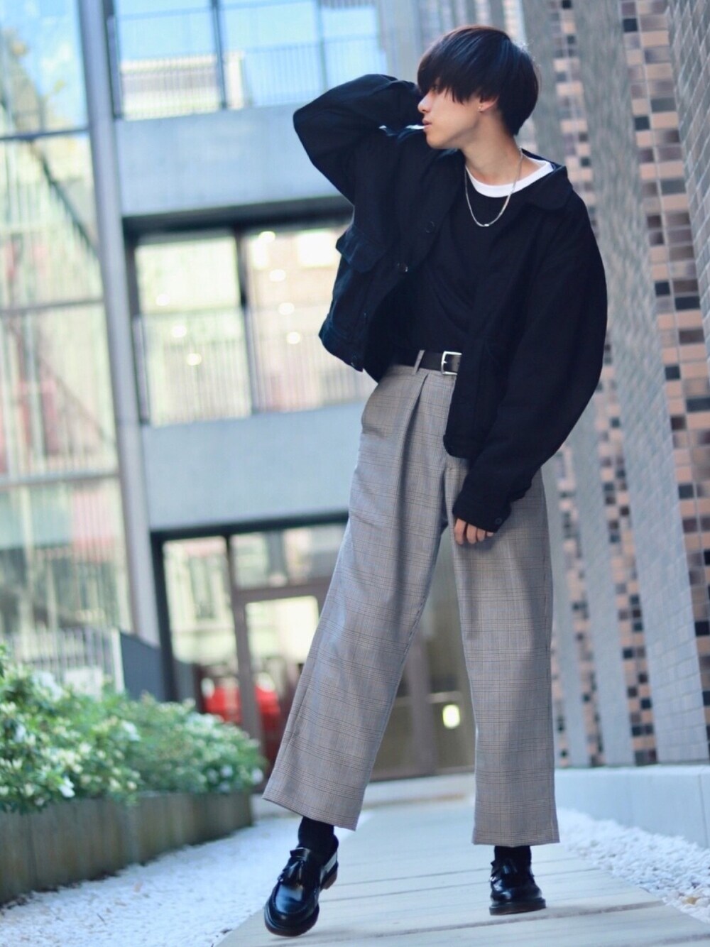 「LIDnM、肌ウーノ、きれいめカジュアル、リドム、LIDnMコーデ、チェックパンツ、グレンチェック、ワイドパンツ、マーチン、黒」｜「RAGEBLUEの【汗ジミ防止・抗菌防臭】ポケットTシャツ/748866（Tシャツ/カットソー、ブラック系）」を使った、SHOTAさん（メンズ・176cm）の春コーディネートの1枚目の写真