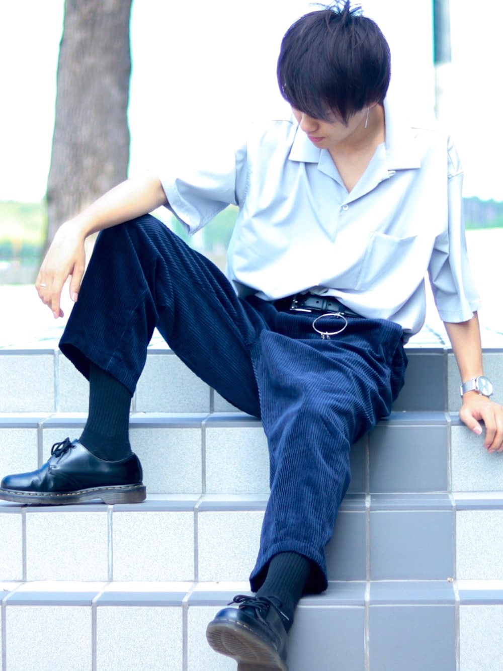 「SENSEOFPLACE、コーデュロイ、ワイドパンツ、ネイビー、オープンカラーシャツ、グレー、komono、タックイン、革靴、キーリング」｜「SENSE OF PLACE by URBAN RESEARCHのコーデュロイワイドスラックス（その他パンツ、ブルー系）」を使った、SHOTAさん（メンズ・176cm）の夏コーディネートの1枚目の写真