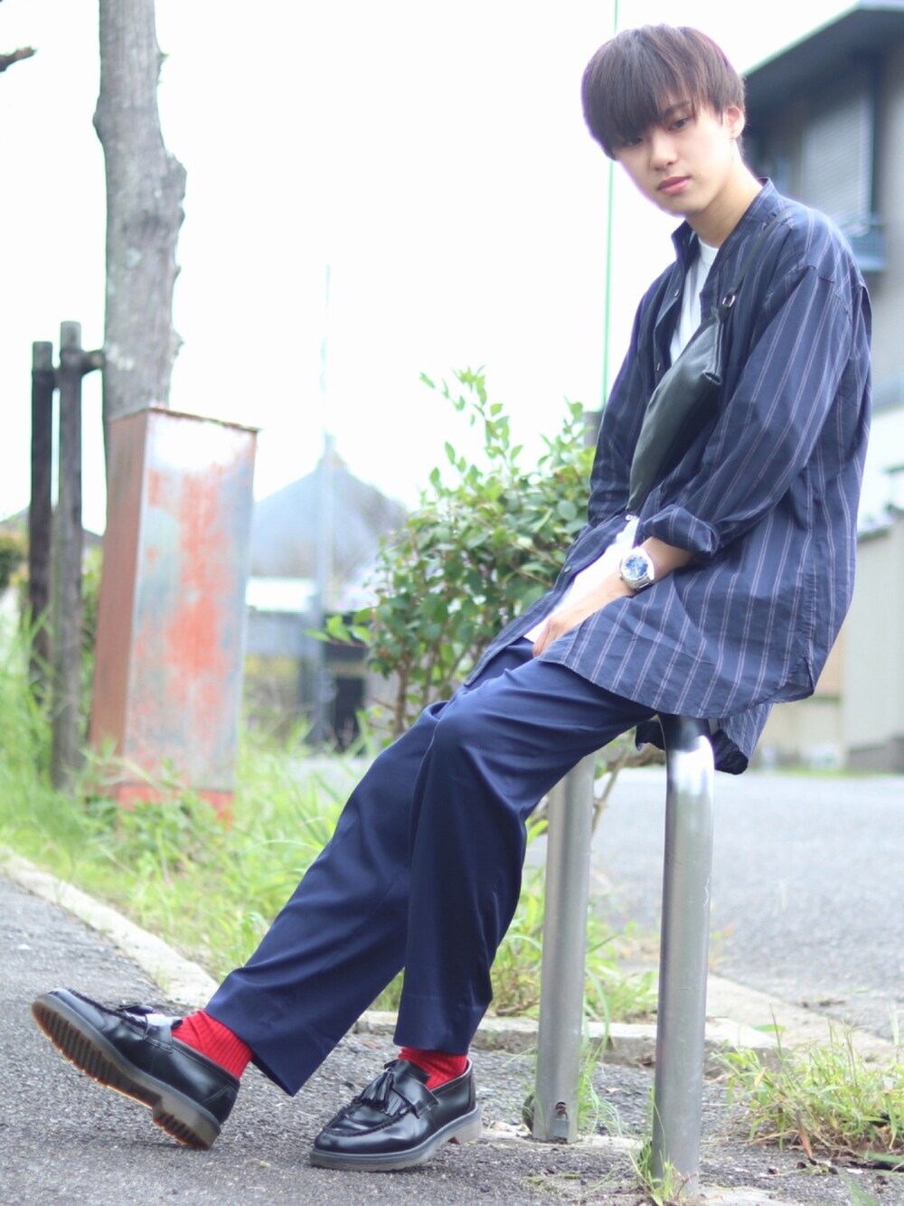 「ネイビー、ストライプシャツ、バンドカラーシャツ、abahouse、Calvin Klein、カルバンクライン、Dr.Martens、ローファー、タッセルローファー、ワントーンコーデ」｜「ABAHOUSEのストライプ　バンドカラー　ロングシャツ（シャツ/ブラウス、ブルー系）」を使った、SHOTAさん（メンズ・176cm）の秋コーディネートの1枚目の写真