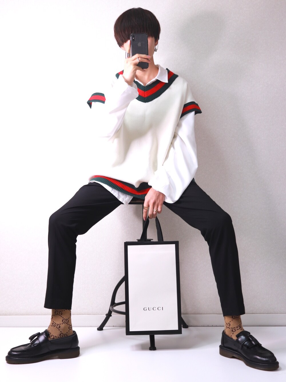「韓国ファッション、韓国コーデ、白シャツ、スラックス、GUCCI、BASQUEmagenta、チルデンニット、ニットベスト、タッセルローファー、ローファー」｜「INTER FACTORYのINTER FACTORY　コード付きシャツ（シャツ/ブラウス、ホワイト系）」を使った、SHOTAさん（メンズ・176cm）の春コーディネートの1枚目の写真