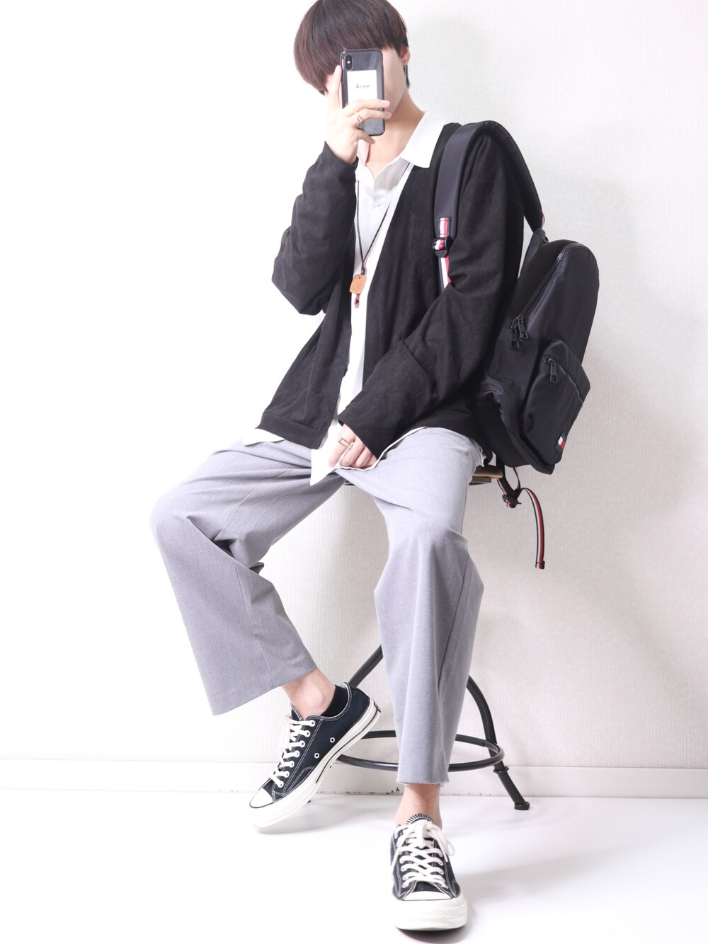 「春、カーディガン、モノトーン、グレー、ワイドスラックス、コンバース、converse、kutir、TOMMY HILFIGER、リュック」｜「kutirの【ルーズシルエット】スウェードタッチカーディガン（カーディガン/ボレロ、ベージュ系）」を使った、SHOTAさん（メンズ・176cm）の春コーディネートの1枚目の写真