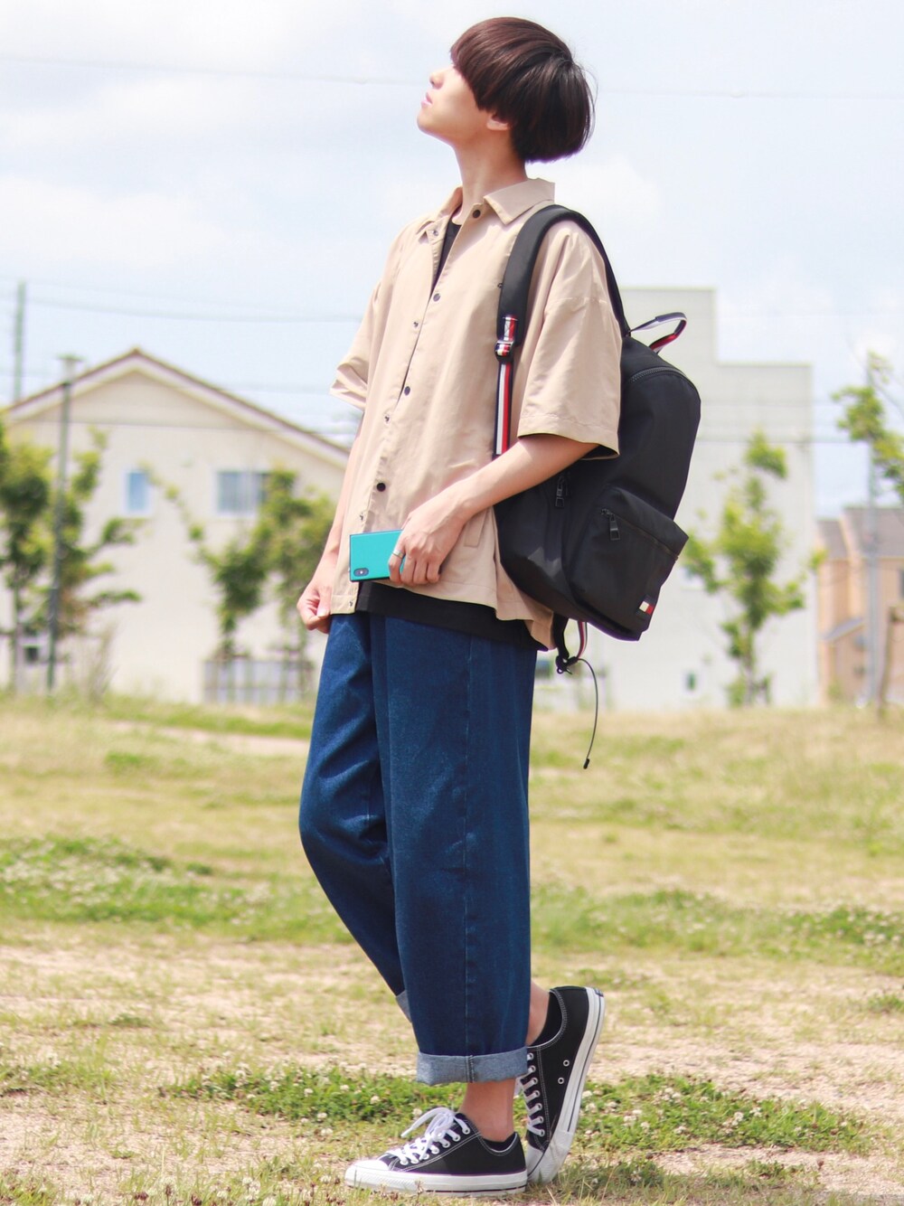 「KANGOL、ジャケット、ベージュ、ゆるコーデ、黒Tシャツ、ワイドデニム、大学生、コンバース、converse、爽やかコーデ」｜「GUのアイテム（Tシャツ/カットソー、ブルー系）」を使った、SHOTAさん（メンズ・175cm）の夏コーディネートの1枚目の写真