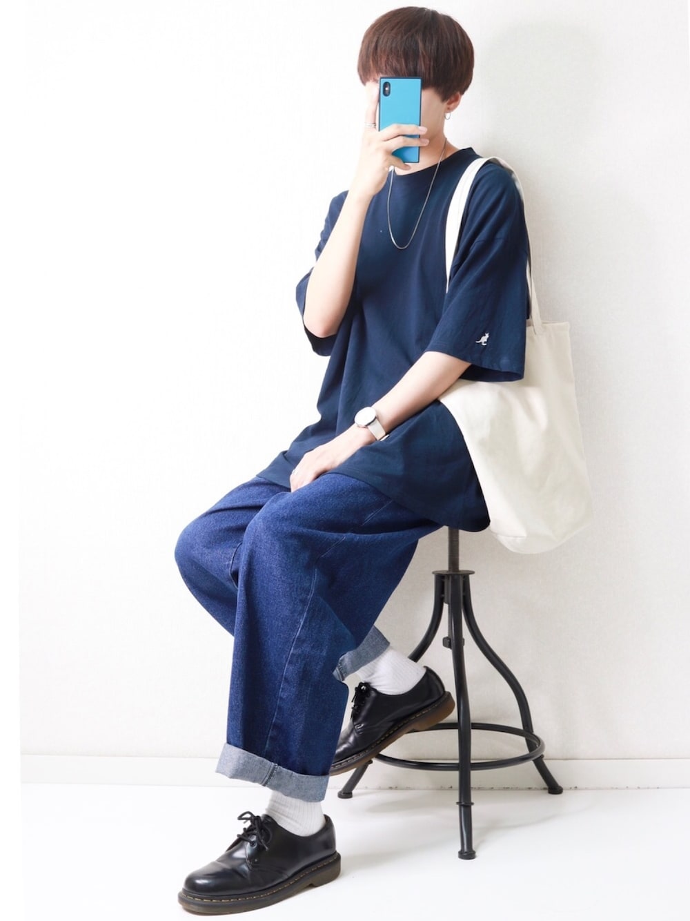ブルー系のTシャツ/カットソー、ブルー系のデニムパンツ、ブラック系のドレスシューズを着用したメンズの夏コーディネートの1枚目の写真