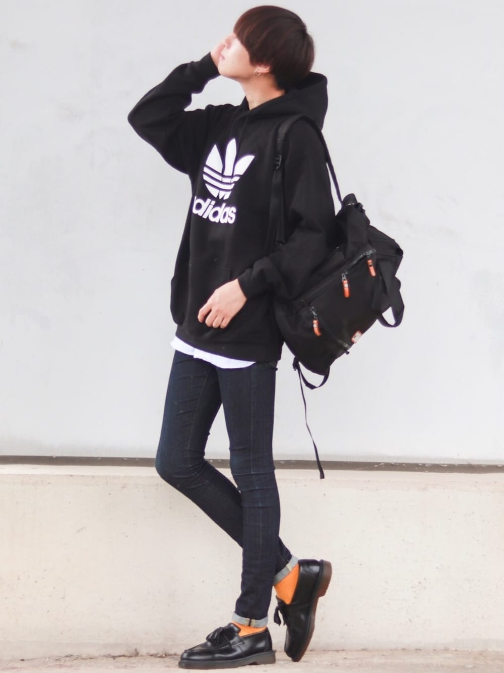 「アディダス、アディダス(adidas)、パーカー、adidas、大学生、靴下屋、スキニーデニム、アキコーデ、秋のコーデ、秋」｜「LIDNMのiSKOハイストレッチスキニー【ネイビー】（デニムパンツ、ブルー系）」を使った、SHOTAさん（メンズ・176cm）の秋コーディネートの1枚目の写真