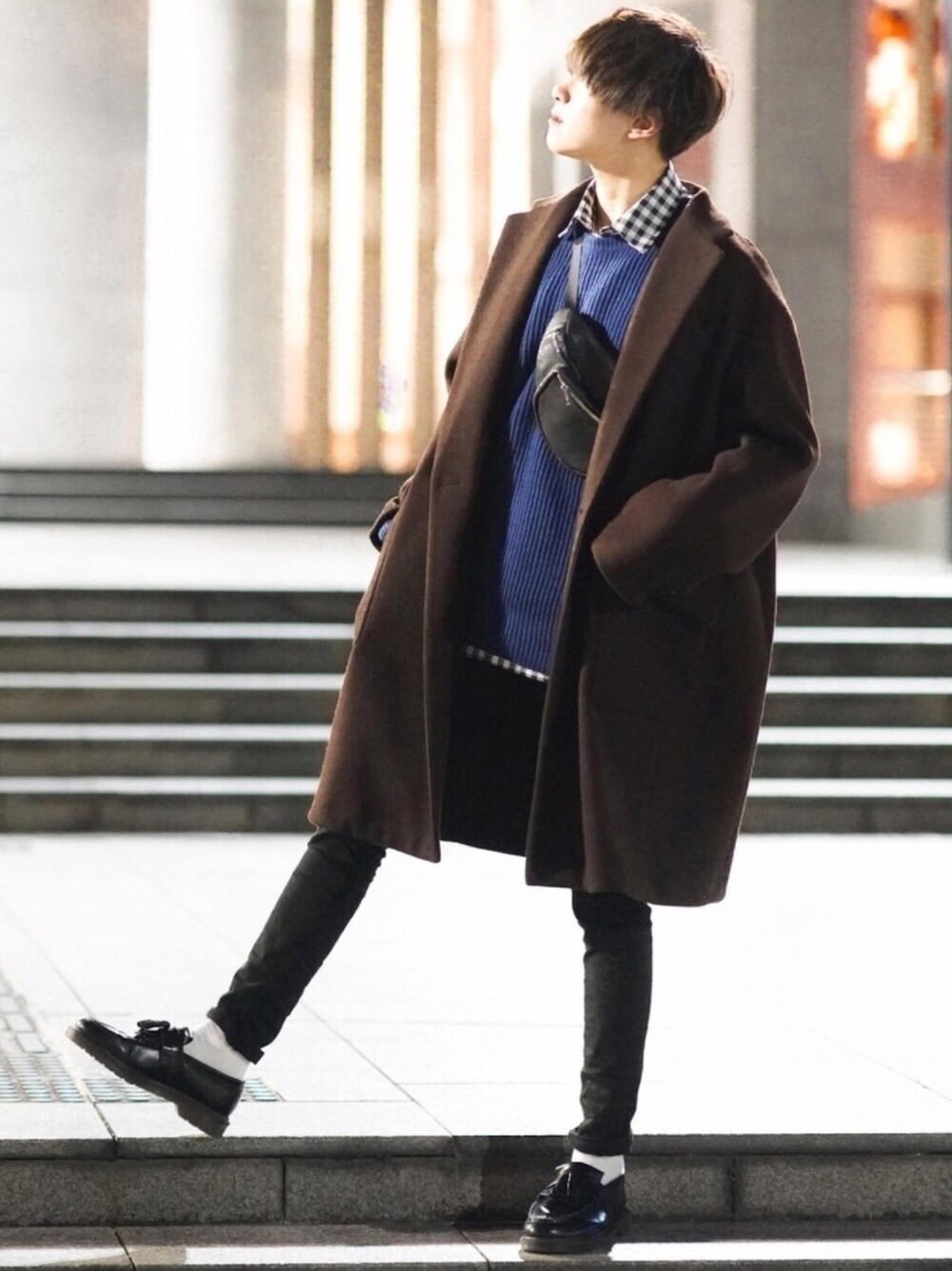 ブルー系のニット/セーター、その他のシャツ/ブラウス、ブラウン系のジャケット/アウターを着用したメンズの冬コーディネートの1枚目の写真