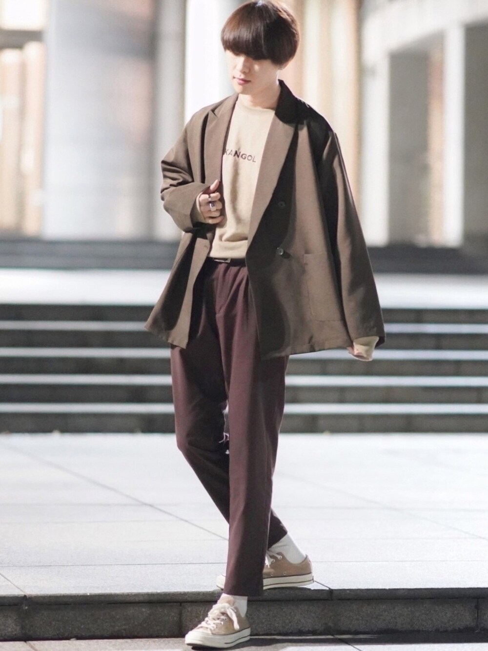 ブラウン系のテーラードジャケット、ブラウン系のスラックス、その他のシューズを着用したメンズの冬コーディネートの1枚目の写真