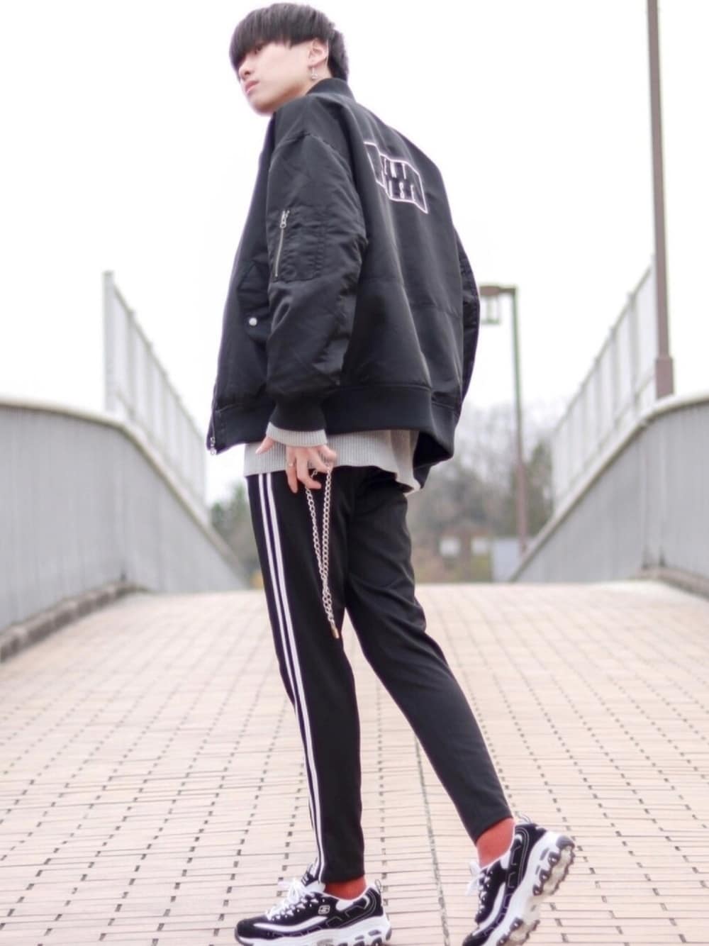 「サイドライン、トラックパンツ、MA-1、ストリート、ストリートファッション、GU、オレンジ、KENT HOUSE、スポーツミックス、ラインパンツ」｜「GUのアイテム（ニット/セーター、グレー系）」を使った、SHOTAさん（メンズ・176cm）の冬コーディネートの1枚目の写真