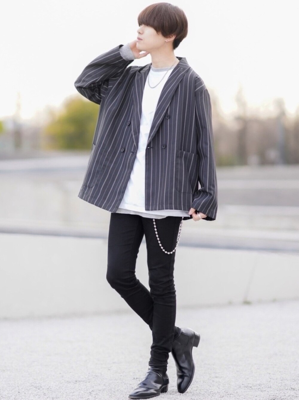 「おしゃれさんと繋がりたい、テーラードジャケット、ダブルジャケット、はるコーデ、シロシャツ、レイヤードスタイル、レイヤードstyle、黒スキニー、ブーツ、モノトーン」｜「ZIP FIVEの【ZOZO限定】インフルエンサー 【SHOTA】×【ZIPFIVE】ポリエステルトロピカル ダブルテーラードジャケット（テーラードジャケット、ブラック系）」を使った、SHOTAさん（メンズ・176cm）の冬コーディネートの1枚目の写真