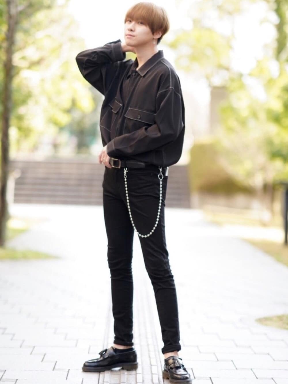 「オーバーサイズ、黒スキニー、スキニーデニム、オールブラック、タックイン、ローファー、ユニクロ、UNIQLO、春コーデ、Dr.Martens」｜「UNIQLOのアイテム（パンツ、その他）」を使った、SHOTAさん（メンズ・176cm）の春コーディネートの1枚目の写真