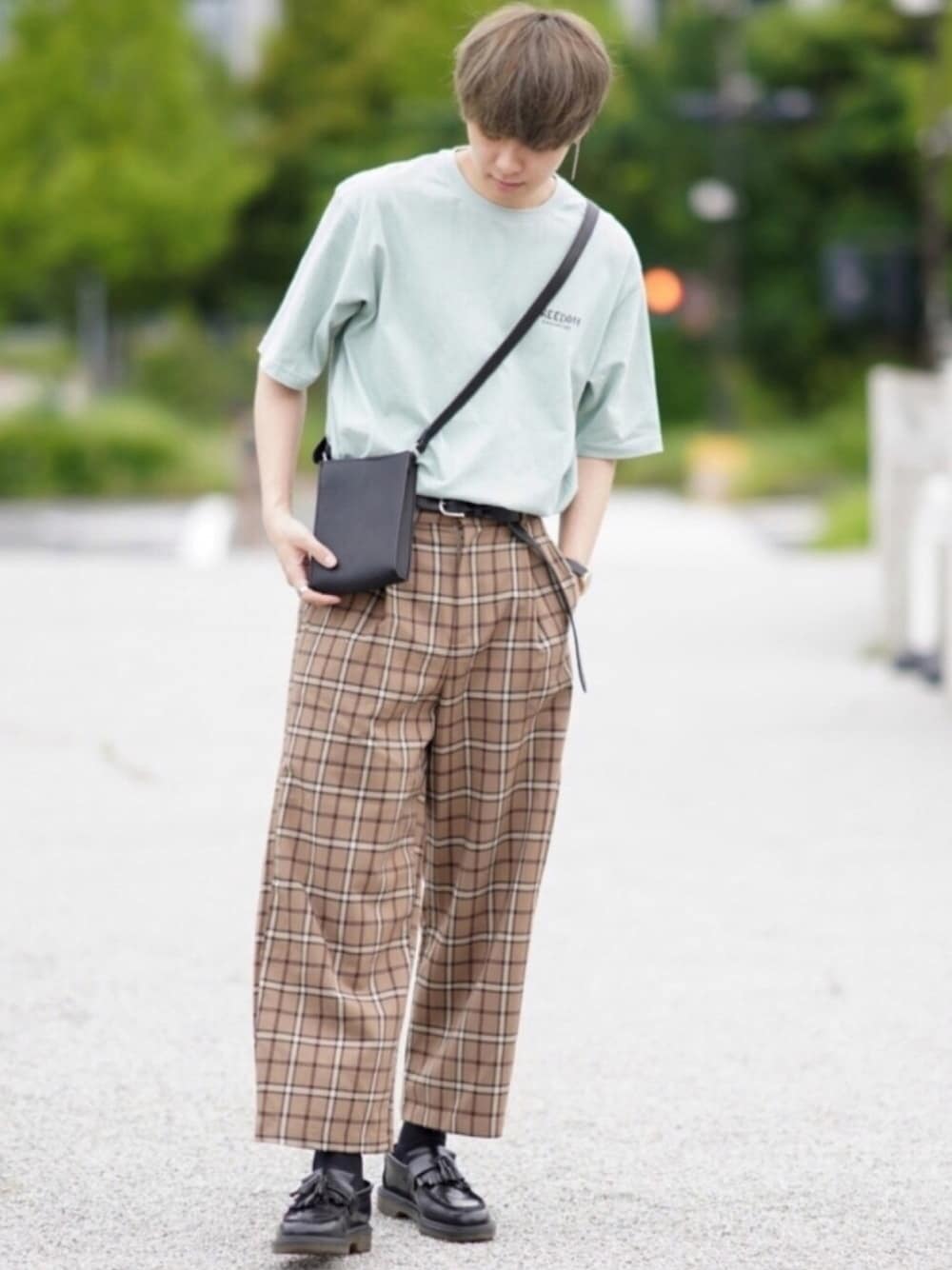 「タックイン、韓国ファッション、ローファー、ウエストポーチ、ストリート、ビッグシルエット、チェック、くすみカラー、リラックススタイル、休日スタイル」｜「RAGEBLUEの＜USAコットン使用＞フォトプリントTシャツ/877745（Tシャツ/カットソー、グリーン系）」を使った、SHOTAさん（メンズ・176cm）の夏コーディネートの1枚目の写真
