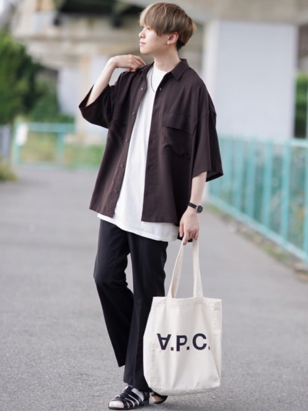 「シンプルコーデ、フレアパンツ、オープンカラーシャツ、A.P.C.、トートバッグ、グルカサンダル、ブラウン、リラックススタイル、休日スタイル、きれいめカジュアル」｜「MONO-MARTのTRストレッチ スーツ地 オーバーサイズ ドレープ CPOシャツ(1/2 sleeve)（シャツ/ブラウス、ブラウン系）」を使った、SHOTAさん（メンズ・176cm）の夏コーディネートの1枚目の写真