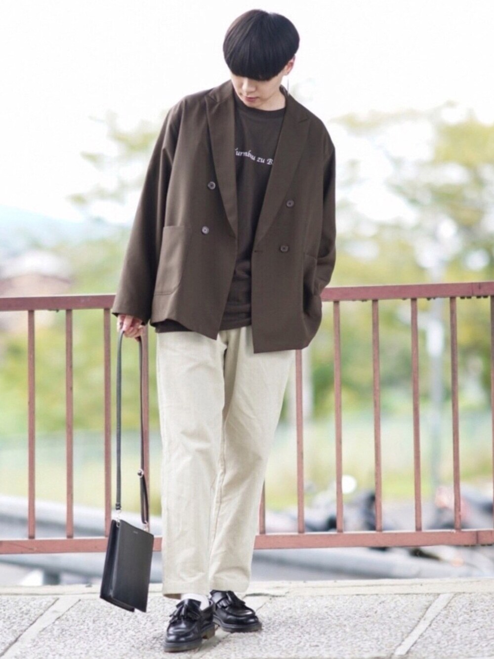 「ワイドパンツ、コーデュロイ、白パンツ、ローファー、ジャケット、ブラウン、プチプラ、休日スタイル、ショルダーバッグ、秋のカフェオレコーデ」｜「MONO-MARTの別注プリントART ビッグシルエット アートプリント L/Sカットソー/GIRL WITH A PEARL EARING/VINCENT WILLEM VAN GOGH/THE LAST SUPPER/Pieter Bruegel/Banksy/Recollection in loss/Disagreement dahlia（Tシャツ/カットソー、ブラウン系）」を使った、SHOTAさん（メンズ・176cm）の秋コーディネートの1枚目の写真