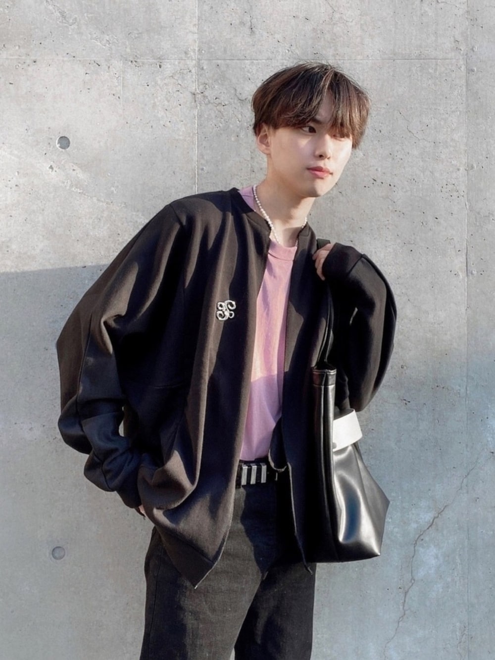 「春コーデ、ブローチ、シンプルコーデ、ピンク、プチプラコーデ、GU、黒スキニー、トートバッグ、カーデイガン、タックイン」｜「ACE SHOPのバルーンシルエットキリッパカーディガン（カーディガン/ボレロ、ブラック系）」を使った、SHOTAさん（メンズ・176cm）の春コーディネートの1枚目の写真