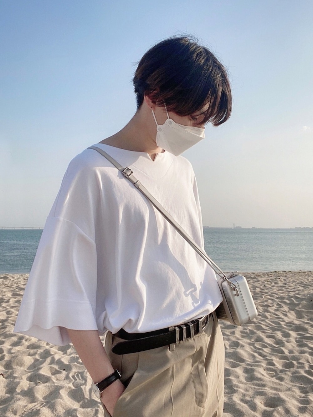 「シンプルコーデ、韓国コーデ、韓国ファッション、白Tシャツ、ビッグシルエット、タックイン、休日スタイル、プチプラ、モード、フレアパンツ」｜「EDELのEDEL - ショート丈キーネックビッグTシャツ（Tシャツ/カットソー、ホワイト系）」を使った、SHOTAさん（メンズ・176cm）の春コーディネートの1枚目の写真