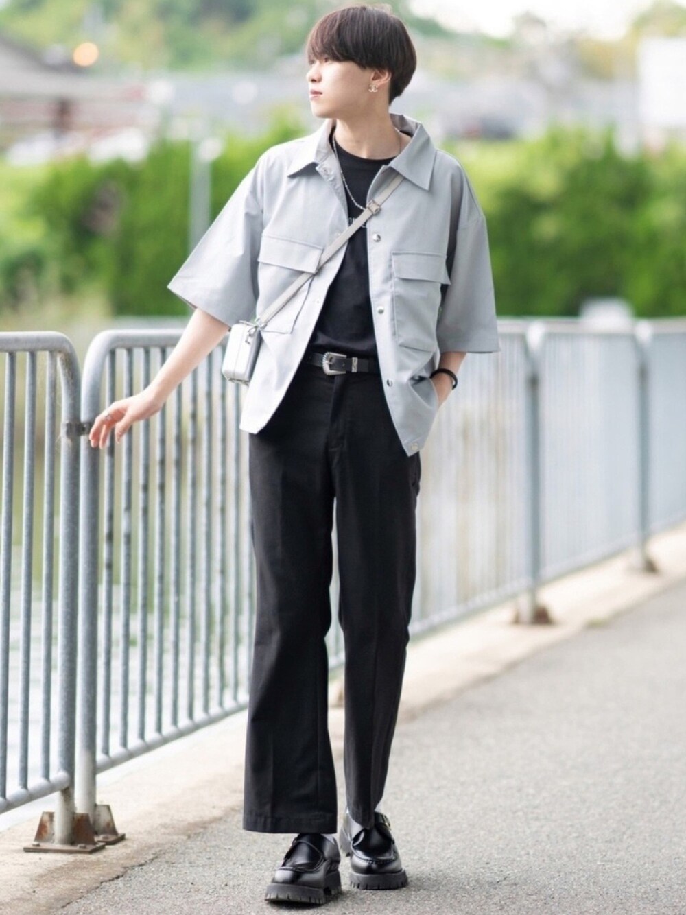 「これが私をアゲる服、フレアパンツ、タックイン、シンプル、プチプラ、休日コーデ、WEGO、シャツコーデ、ローファー、キレイめ」｜「LUCYのLUCY/WｰPOCKET WIDE COACH SHIRT（シャツ/ブラウス、グレー系）」を使った、SHOTAさん（メンズ・176cm）の春コーディネートの1枚目の写真