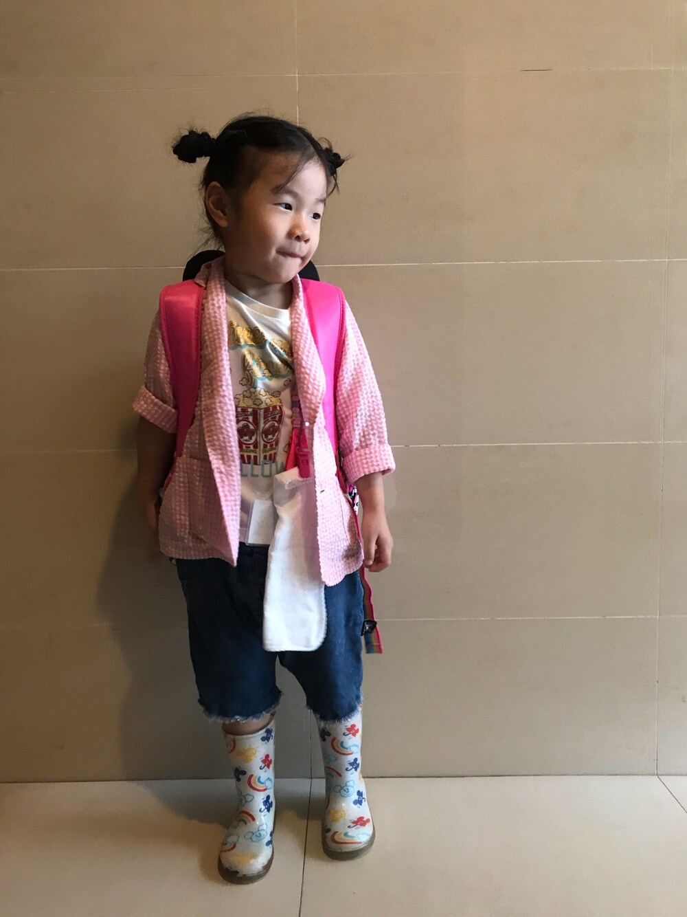 「rainnyday、ootd、school」｜「GLOBAL WORKのアイテム（Tシャツ/カットソー、ホワイト系）」を使った、coco and doreenさん（キッズ・100cm）の秋コーディネートの1枚目の写真