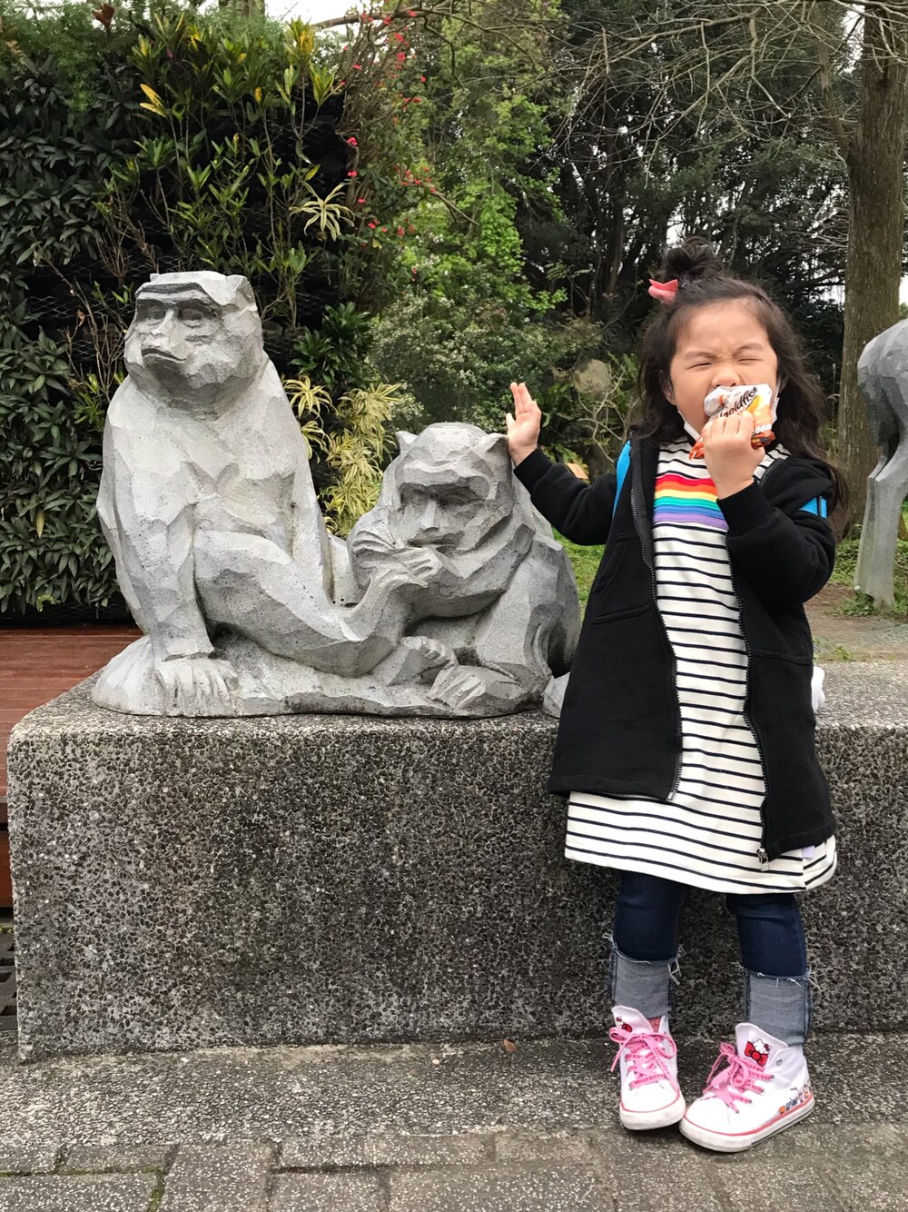 「ootd、Sunnyday」｜「nextのアイテム（デニムパンツ、ブルー系）」を使った、coco and doreenさん（キッズ・100cm）の春コーディネートの1枚目の写真