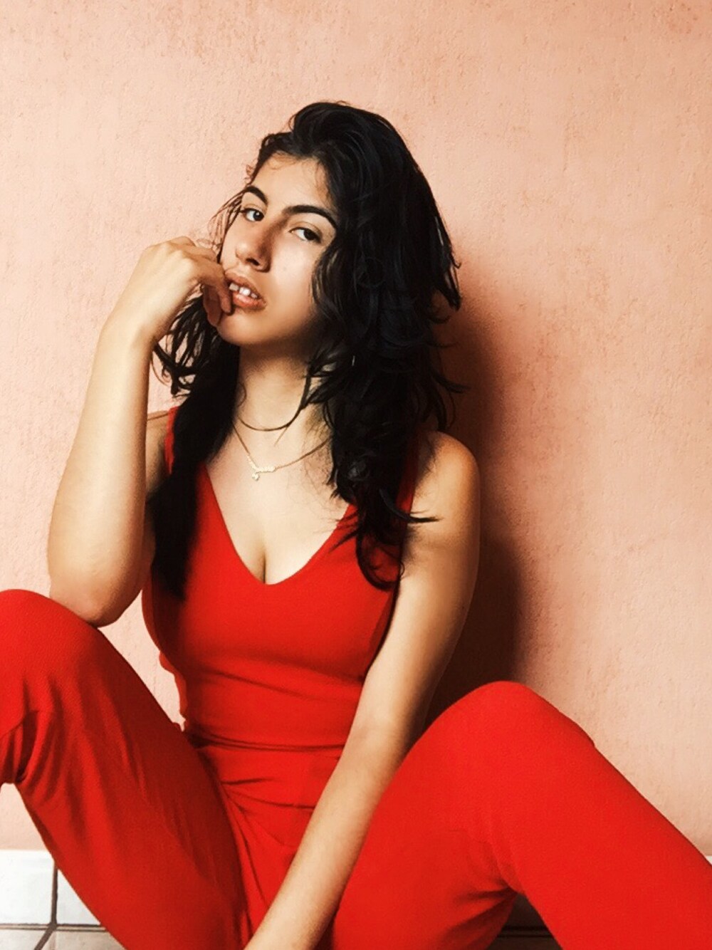 「girl、romper、summer、red、lit」｜「thriftedのアイテム（つなぎ/オールインワン、レッド系）」を使った、Maria Reyesさん（レディース・160cm）の夏コーディネートの1枚目の写真