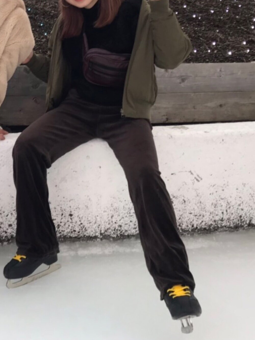 ブラウン系のスラックス、グリーン系のMA-1、レッド系のボディバッグ/ウエストポーチを着用したレディースの春コーディネートの1枚目の写真