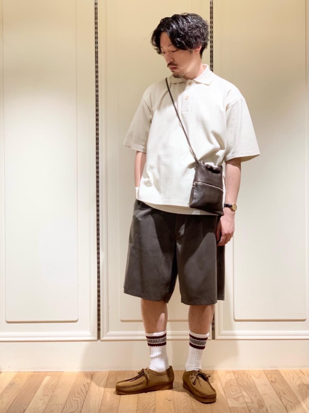 ブラウン系のモカシン/デッキシューズを着用したメンズの春コーディネートの1枚目の写真