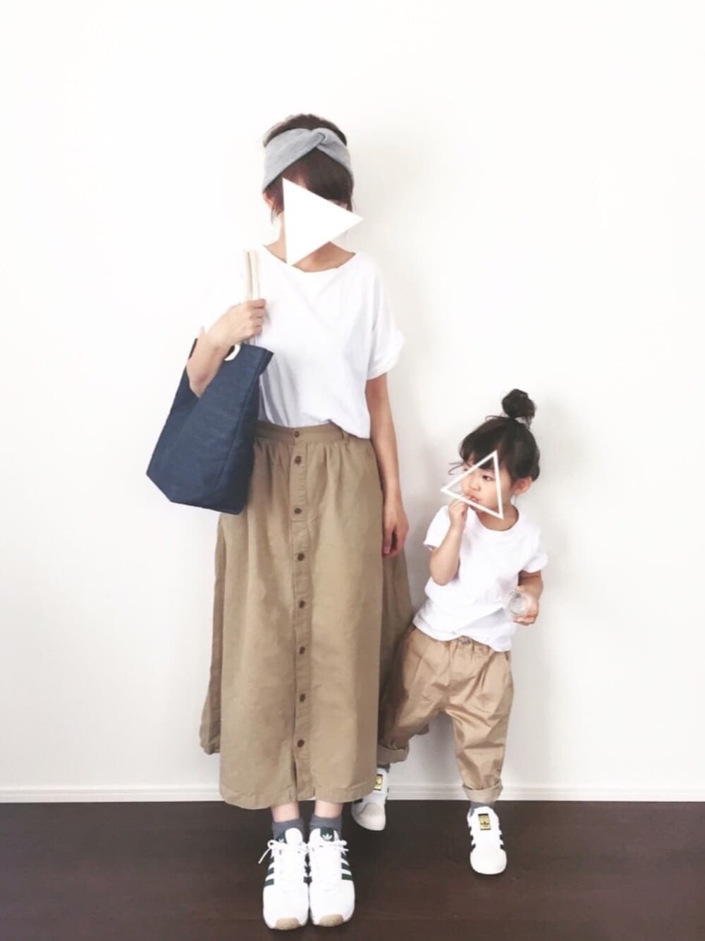 ホワイト系のスニーカー、ホワイト系のスニーカー、ベージュ系のその他パンツを着用したキッズの夏コーディネートの1枚目の写真