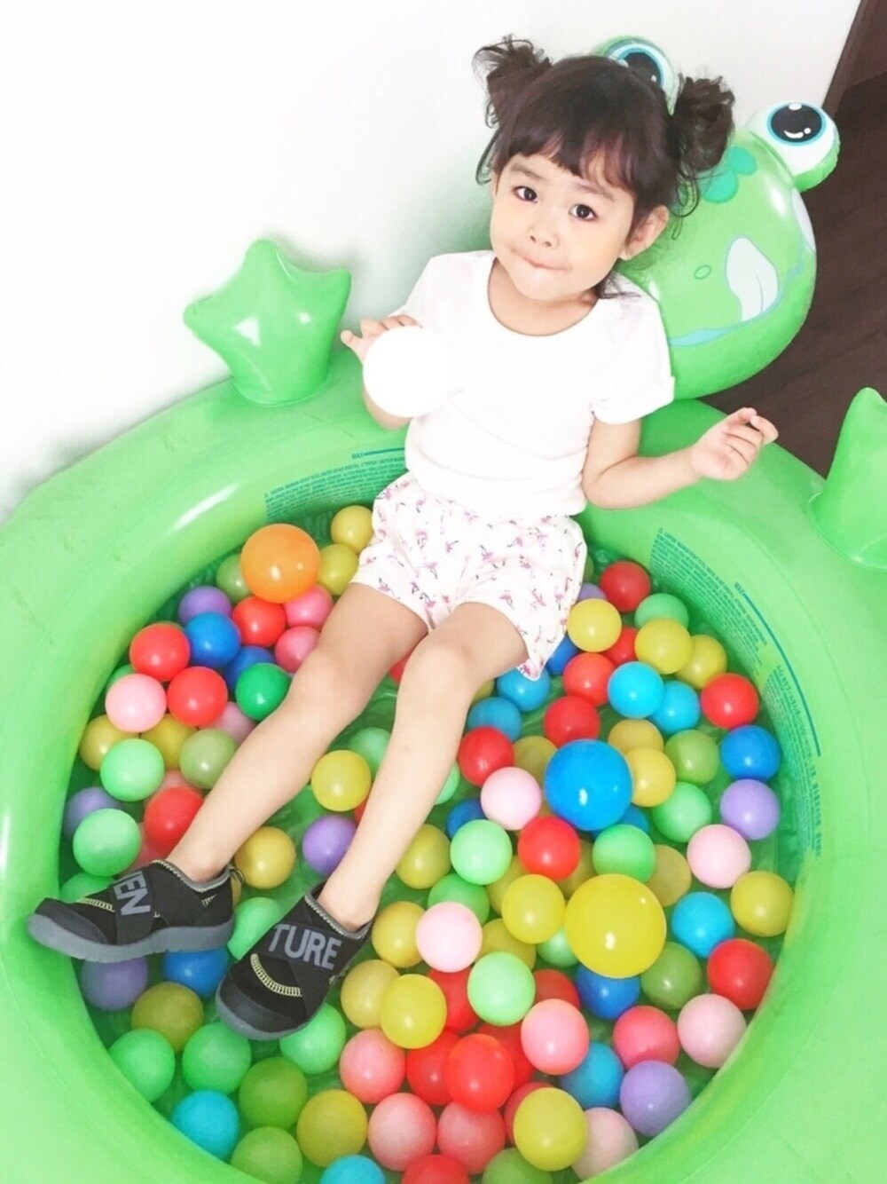 ブラック系のサンダルを着用したキッズの夏コーディネートの1枚目の写真