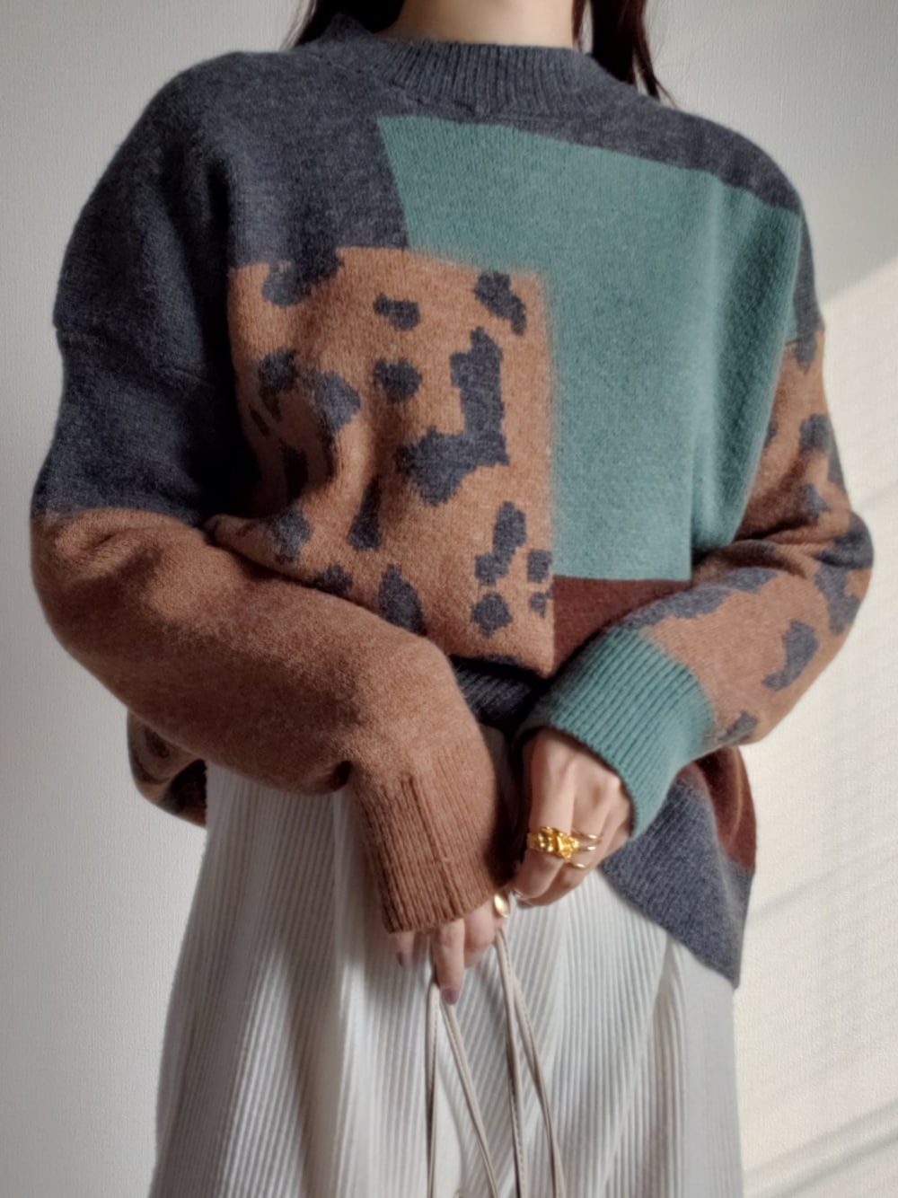 グリーン系のニット/セーターを着用したレディースの冬コーディネートの1枚目の写真