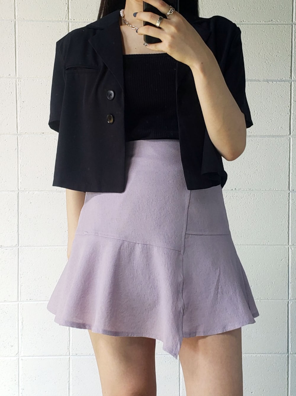 ブラック系のセットアップ、パープル系のスカートを着用したレディースの夏コーディネートの1枚目の写真