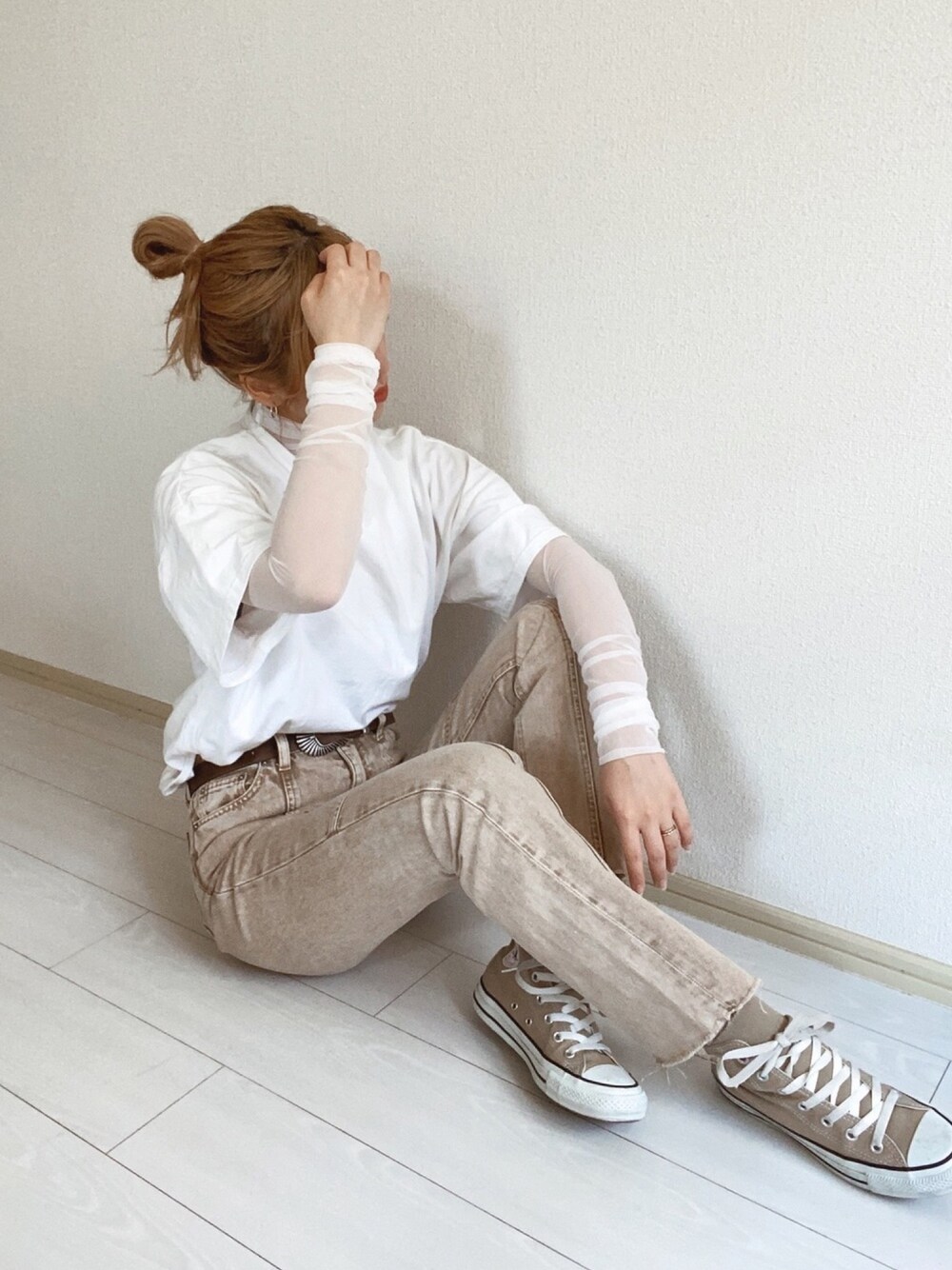 ホワイト系のTシャツ/カットソー、ホワイト系のTシャツ/カットソー、ベージュ系のパンツを着用したレディースの春コーディネートの1枚目の写真